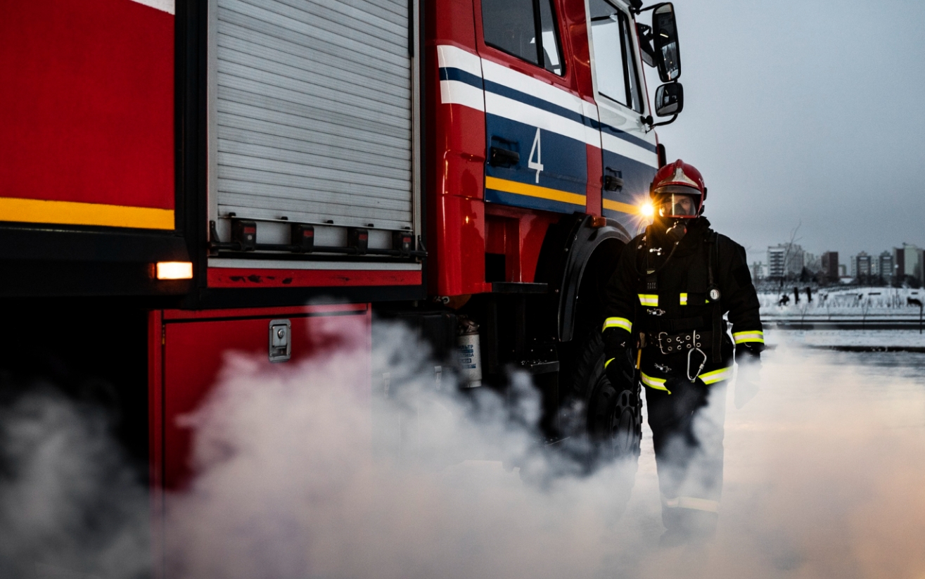 Wielki pożar na wrocławskiej ulicy Broniewskiego zniszczył elewację 10-piętrowego budynku