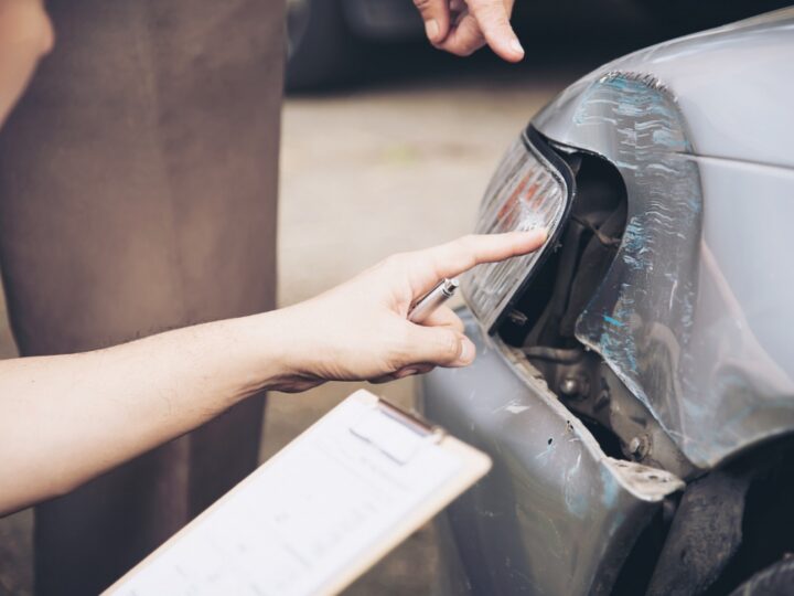 Wypadek na autostradzie A4 w Dolnym Śląsku: samochód wpadł do rowu