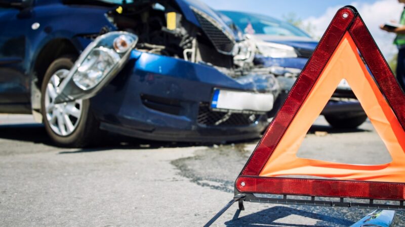 Ogromne utrudnienia na autostradzie A4 w wyniku wypadku – bus dachował