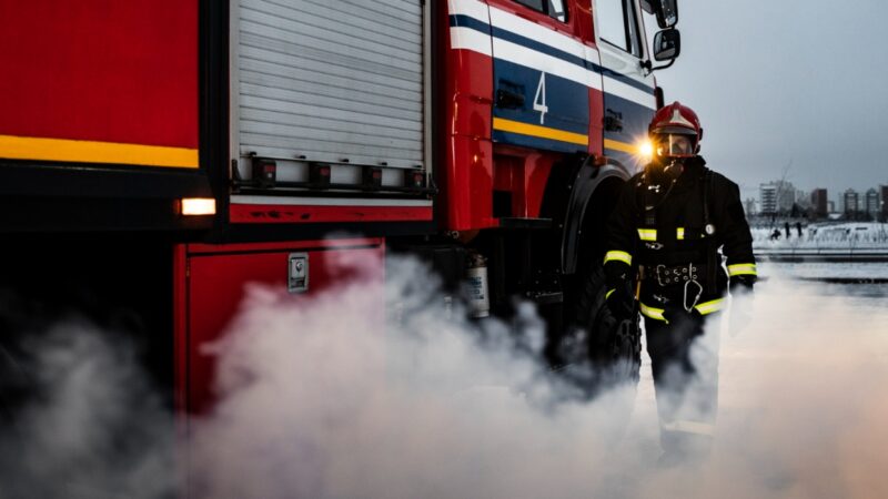 Interwencja straży pożarnej na ul. Kaszubskiej we Wrocławiu: zadymienie w jednym z mieszkań