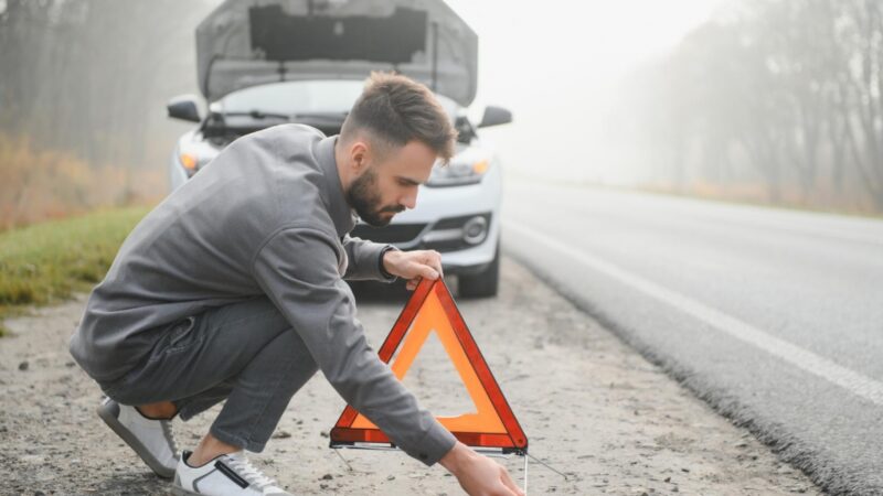 Wypadek drogowy na ulicy Dmowskiego: samochód osobowy zderzył się z tramwajem