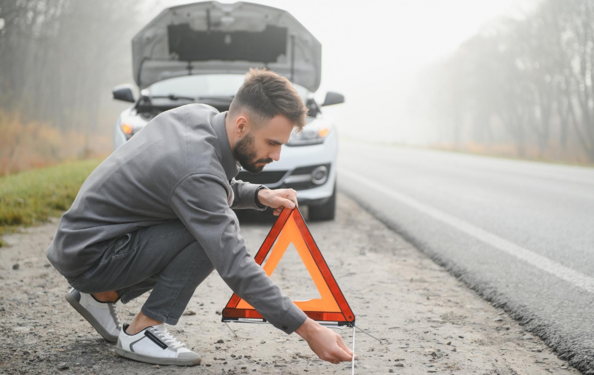 Wypadek drogowy na ulicy Dmowskiego: samochód osobowy zderzył się z tramwajem