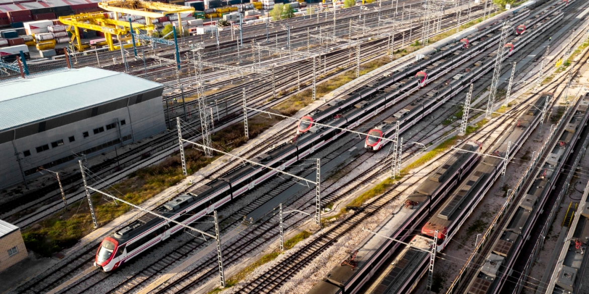 Kolizja i awaria sieci trakcyjnej we Wrocławiu powodują utrudnienia dla pasażerów MPK