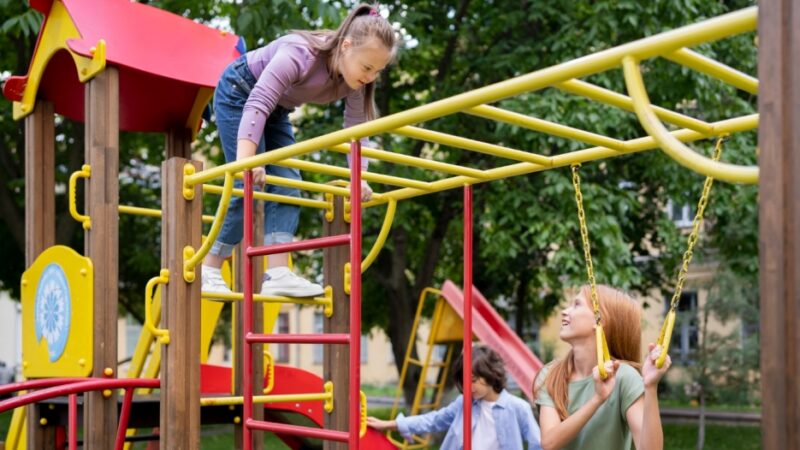 Rozbudowa placu zabaw między ulicami Żernicką i Objazdową: nowe atrakcje czekają na dzieci