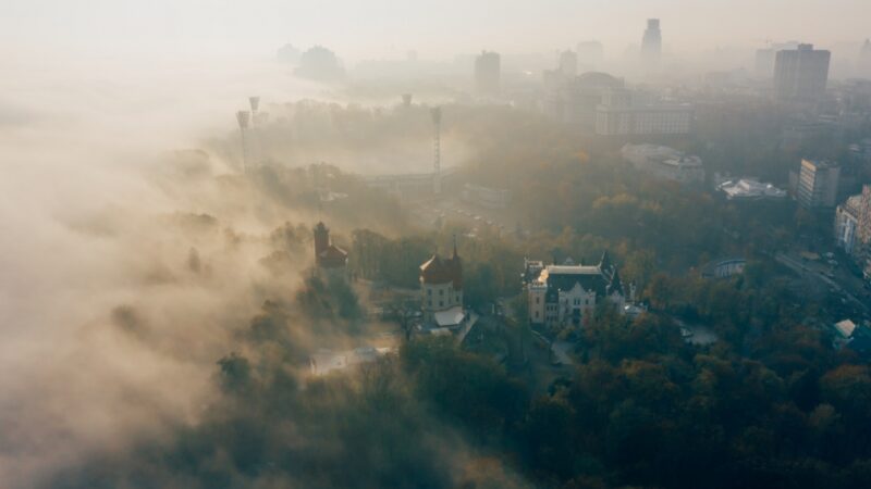 Gęsta mgła i śliskość dróg – ostrzeżenie meteorologiczne dla Wrocławia od IMGW