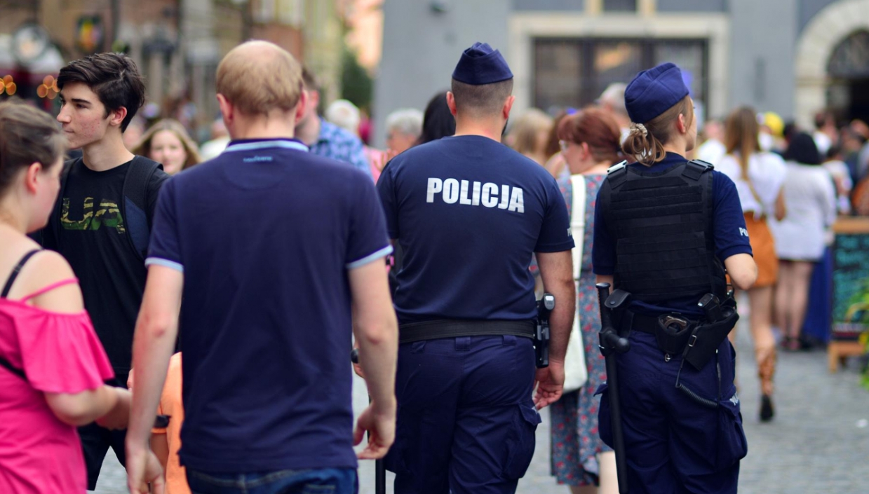 St.sierż. Natalia Jaworska i sierż. Mateusz Janik z WRD wrocławskiej policji ratują życie na miejscowych drogach