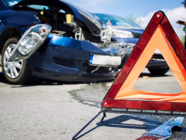 Potężne zderzenie dwóch BMW na wrocławskiej obwodnicy Leśnicy: dwa śmigłowce LPR i dwie kobiety w szpitalu